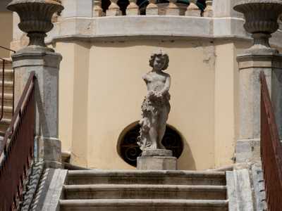 Quest�ultimo, dopo aver incontrato un statua raffigurante un putto...